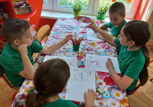 Dzieci projektują swoje medale olimpijskie.